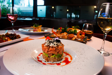Platillo gourmet en restaurante fino de mariscos