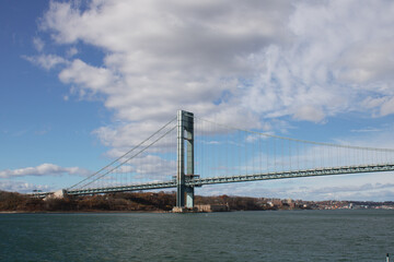 Verrazzano-Narrows-Brücke unter blauem Himmel