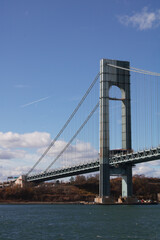 Verrazzano-Narrows-Brücke im Sonnenlicht vor blauem Himmel