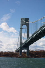 Verrazzano-Narrows-Brücke im Sonnenlicht vor blauem Himmel
