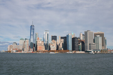 Skyline von Lower Manhattan mit One World Trade Center und East River