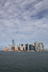 Skyline von Lower Manhattan mit One World Trade Center und East River