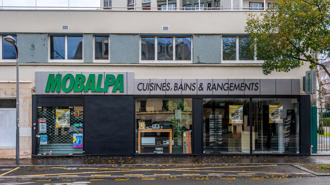 Chatillon, France - 5 janvier 2025: Vue ext&eacute;rieure d'un magasin Mobalpa. Mobalpa est une marque fran&ccedil;aise de cuisines &eacute;quip&eacute;es, de salles de bains et de rangements
