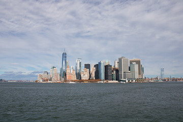 Skyline von Lower Manhattan mit One World Trade Center und East River