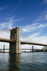 Brooklyn Bridge und Manhattan Bridge über den East River bei blauem Himmel