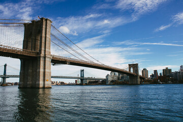 Brooklyn Bridge und Manhattan Bridge über den East River bei blauem Himmel