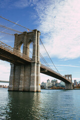 Obraz premium Majestätische Brooklyn Bridge über dem East River bei blauem Himmel