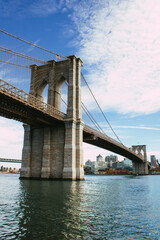 Obraz premium Majestätische Brooklyn Bridge über dem East River bei blauem Himmel