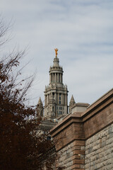 Obraz premium Manhattan Municipal Building mit Fokus auf der goldenen Statue