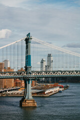 Detailansicht der Manhattan Bridge und East River in New York