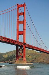 Obraz premium Golden Gate Bridge over San Francisco Bay on a clear, sunny day