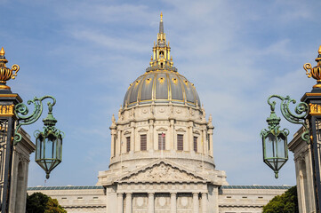 Fototapeta premium San Francisco City Hall's elegant dome and details under a clear blue sky