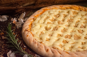 Pizza de Frango em mesa de madeira