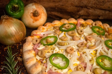 Pizza portuguesa em mesa de madeira