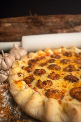 Pizza de Camarão em mesa de madeira