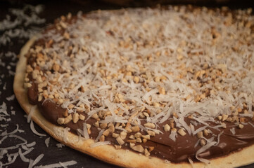 Pizza de brigadeiro em mesa de madeira