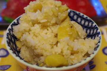 お茶碗に山盛りの栗ごはん