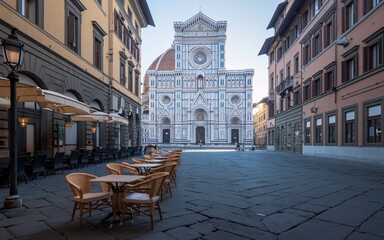 Obraz premium Florence's Historic Piazza, Empty cafe street facing Florence cathedral at dawn.