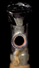 Altes Absperrventil für Waschbecken- bzw. Spüleninstallation