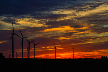 Obraz premium wind turbines at sunset