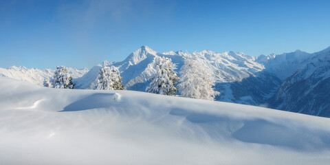 Panorama einer verschneiten Winterlandschaft im Skigebiet des Zillertal in Tirol