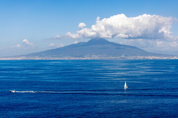 Vista panoramica del Vesuvio dalla penisola sorrentina con barche sul mare calmo