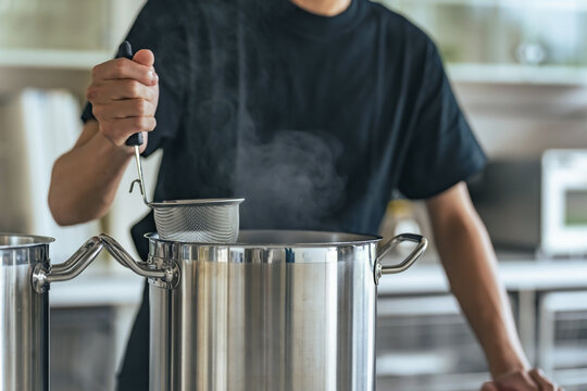 raman, man, chowder, boil, noodles, soba, udon, ramen shop, pot, steam, store clerk, cooking, draining water, t-shirt, quit your job, training, part-time job, occupation, job, store, inside the store,