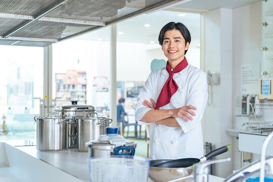 kitchen, man, chef, cook, restaurant, food service, smile, japanese, asian, cooking, hotel, qualification, pot, cooking utensils, food service center, home delivery, independence, opening a business, 