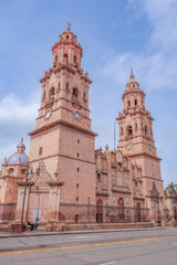 La hermosa catedral de Morelia, Michoacán en un bello día por la tarde tomando el sol  