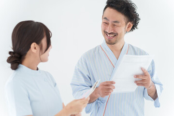 検査を受ける男性と看護師（健康診断・医療・患者・前立腺がん）