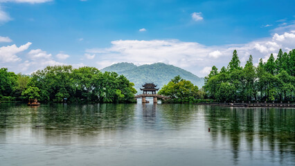 Obraz premium Tranquil Lakeside Scene with Pavilion Surrounded by Lush Greenery