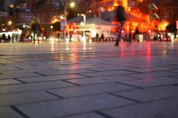 Obraz premium Captivating and Vibrant Reflections on Wet Pavement Under the Night Sky