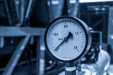 Industrial Pressure Gauge Displaying Measurement in a Mechanical Setting
