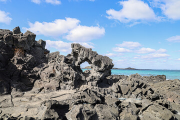현무암 바위와 하늘이 어우러진 바다 풍경 제주 제주시 조천읍 북촌리 창꼼바위