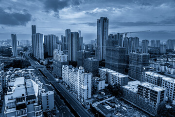 Obraz premium Urban Skyline in Blue Tones: Modern Architecture and City Life