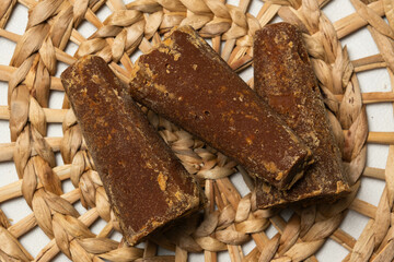 Ingredientes para atole de masa con chocolate, bebida tradicional mexicana de maíz, piloncillo y canela. 