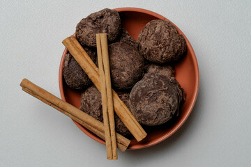 Ingredientes para atole de masa con chocolate, bebida tradicional mexicana de maíz, piloncillo y...