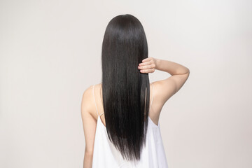 黒髪ロングヘアの女性のビューティーイメージ。