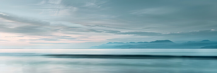 Obraz premium Tranquil Coastal Dawn with Expansive Horizon and Reflective Waters