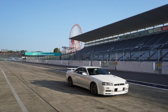 三重、日本 - 2021年10月5日 : ホワイトカラーの日産R34型スカイラインGT-R、鈴鹿サーキットのピットロード	
