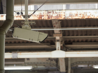 日本の駅のホームで設置された監視カメラの様子