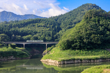 岩手県・錦秋湖の天ケ瀬橋を北上線の気動車が走る