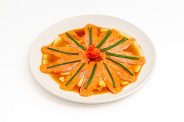 Salmon carpaccio made with thinly sliced ​​salmon, soy sauce and garnishes