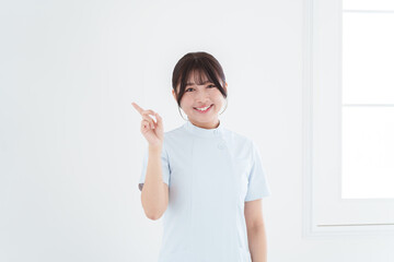 指差す笑顔の女性看護師