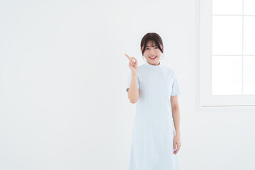 指差す笑顔の女性看護師
