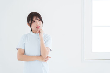考える女性看護師