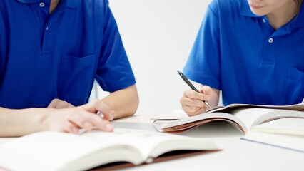 資格の勉強をする介護士