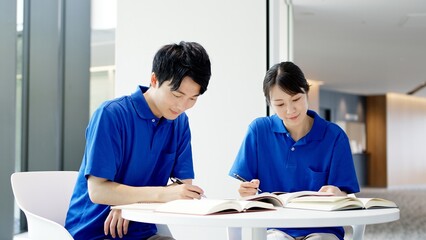 資格の勉強をする介護士