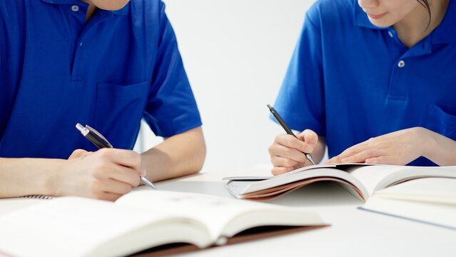 資格の勉強をする介護士