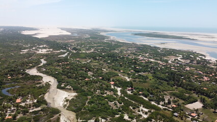 Vue aérienne du village Atins avec suivit de voiture, Brésil
